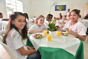 Crianças do projeto social Gotas de flor do amor recebem complementação alimentar