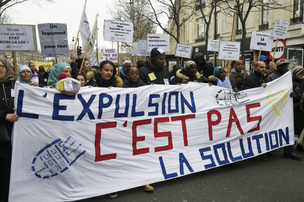 Manifestantes em Paris protestam contra os despejos na cidade. Só em 2015 foram mais de 60 mil. Foto de Dominique Faget/AFP