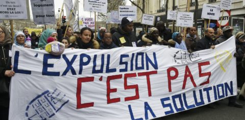 Manifestantes em Paris protestam contra os despejos na cidade. Só em 2015 foram mais de 60 mil. Foto de Dominique Faget/AFP