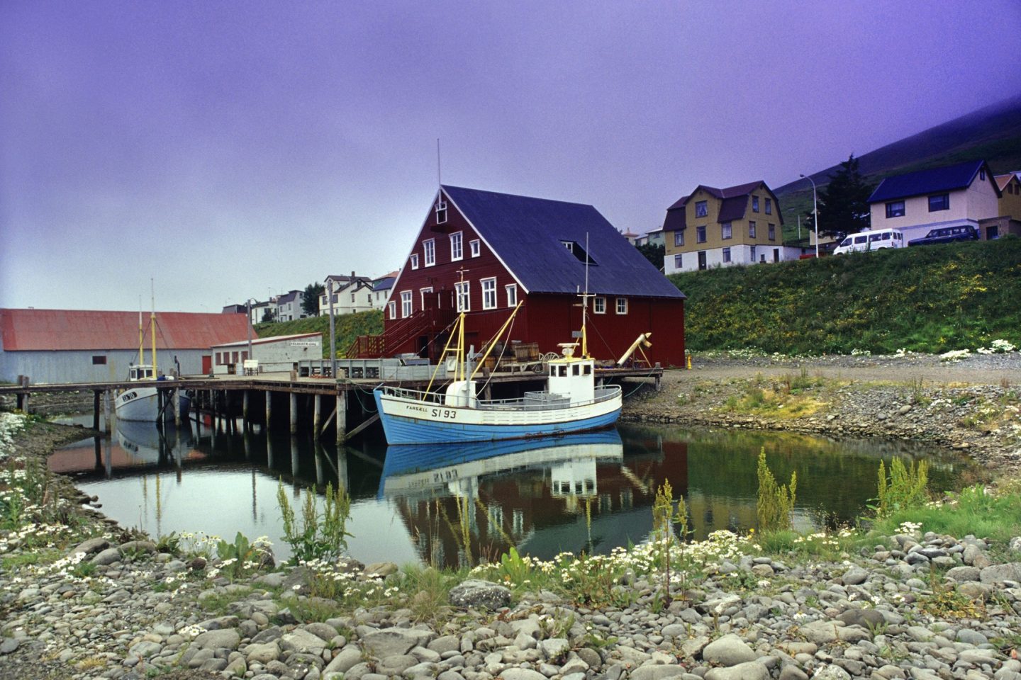 A aprazível Siglufjörður, uma vila de pescadores isolada na Islândia, faz sucesso entre os artistas. Foto de Loretta Felli /AGF/Photononstop