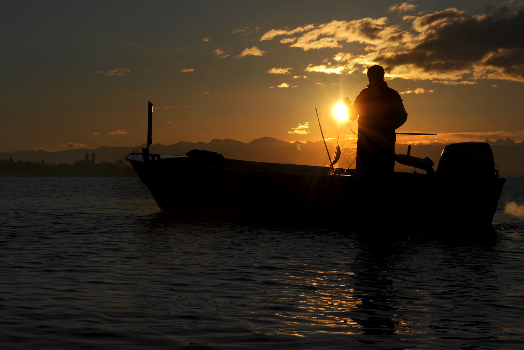 Os pescadores defendem medidas "poluentes" para devolver ao lago "a naturalidade perdida". Foto Felix Kaestle/DPA