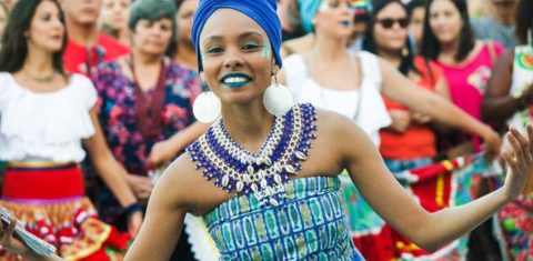 Na Praça da Harmonia, no Santo Cristo, a dançarina Ana Catão promove, mensalmente, o seu Tambor de Cumba. Foto Divulgação