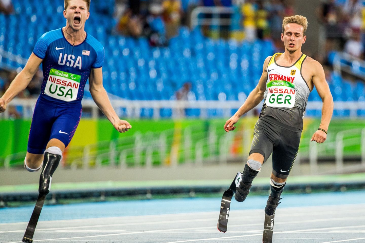 As “pernas” Flex-Foot, ou lâminas, desenvolvidas por Van Phillips, não se parecem com as humanas, mas fazem amputados correrem até mais que muitos atletas normais. Foto JENS BUETTNER/DPA