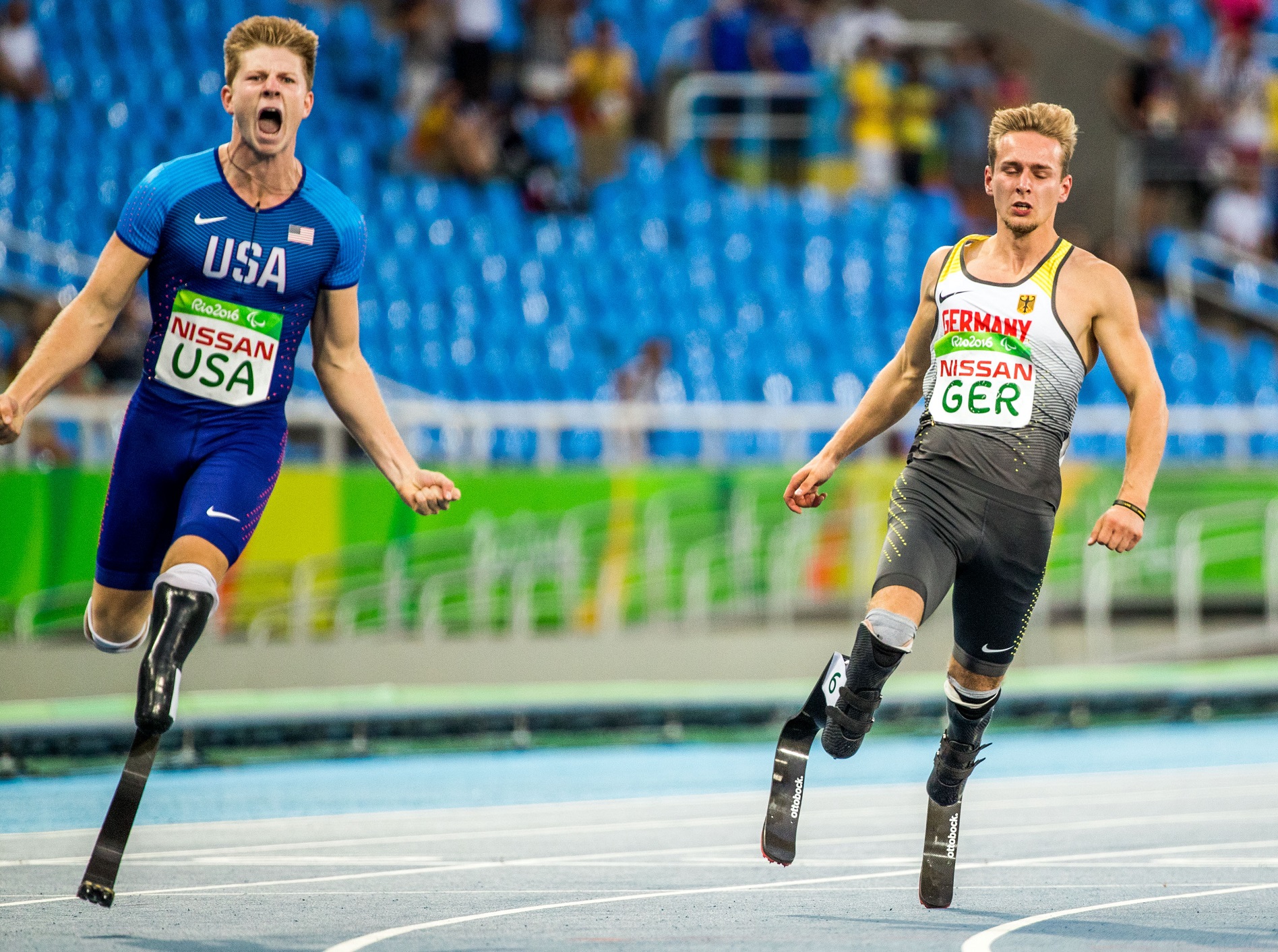 As “pernas” Flex-Foot, ou lâminas, desenvolvidas por Van Phillips, não se parecem com as humanas, mas fazem amputados correrem até mais que muitos atletas olímpicos. Foto JENS BUETTNER/DPA