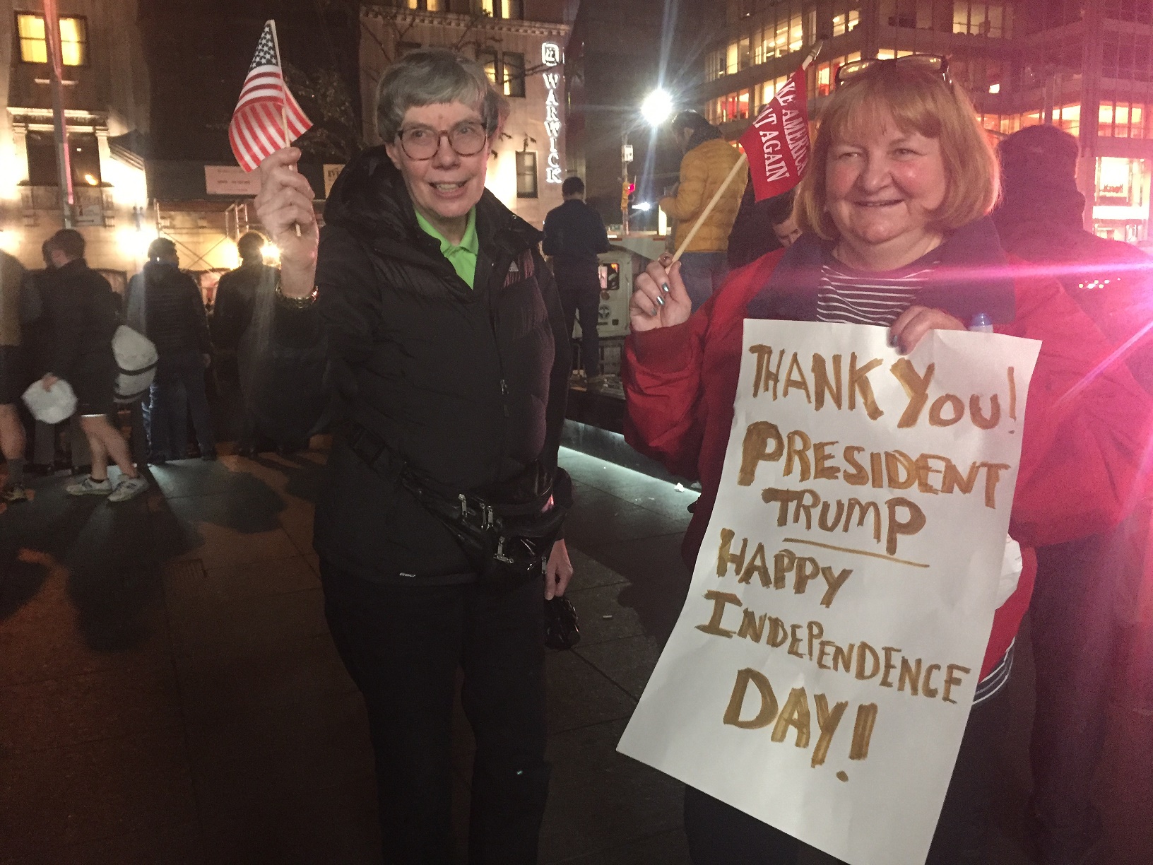 Eleitoras de Trump festejam na madrugada de Nova York. Foto de Barbara Marcolini