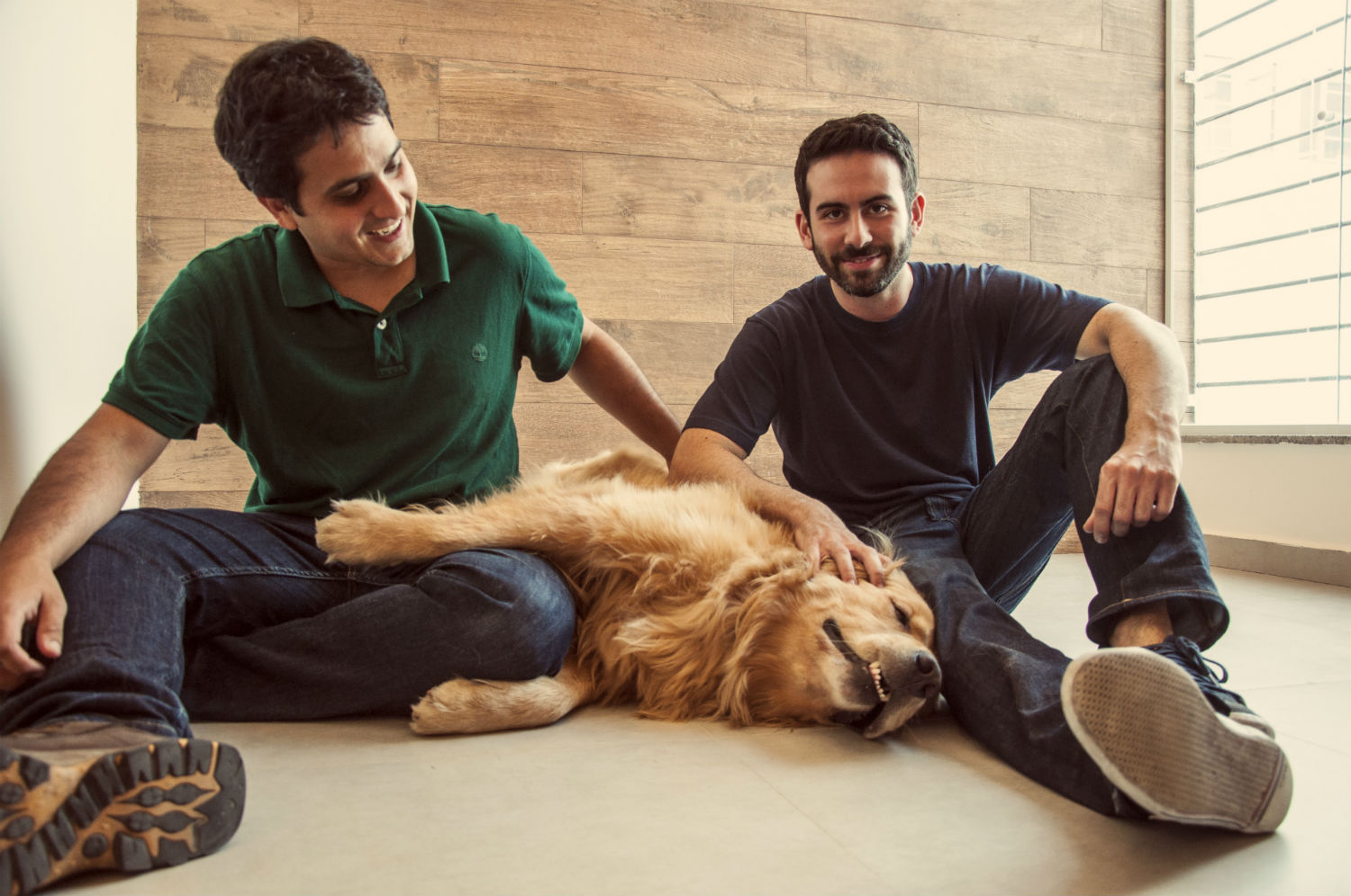 Os donos da Dog Hero, Eduardo Baer e Fernando Gadotti, com o maltês Thor, o primeiro cliente da plataforma (Foto de divulgação)