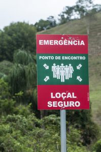 Placa de aviso em Paracatu de Baixo. Foto de André Teixeira