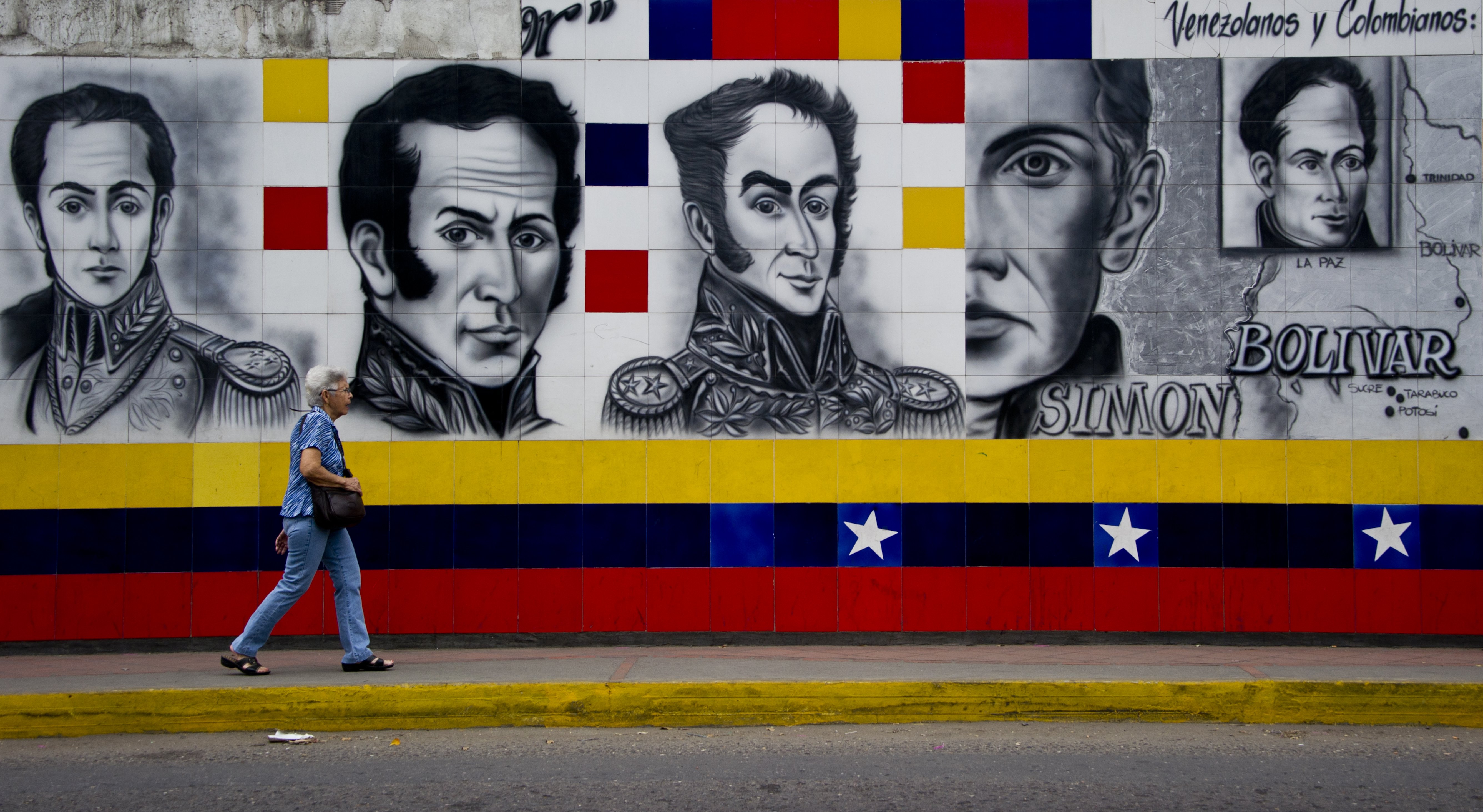 Mural com o rosto de Simon Bolivar em San Antonio, na Venezuela (AFP/ Luis Robayo)