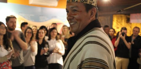 A tarefa de transmitir a longa história de sobrevivência ao público que visitou o evento em Santa Teresa coube ao líder indígena Francisco Piyãko, filho do cacique da etnia. Foto de Júlia Calvão