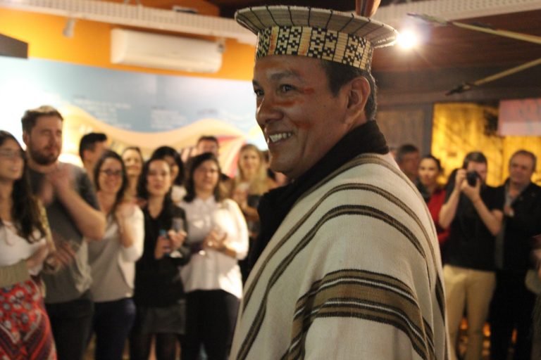 A tarefa de transmitir a longa história de sobrevivência ao público que visitou o evento em Santa Teresa coube ao líder indígena Francisco Piyãko, filho do cacique da etnia. Foto de Júlia Calvão