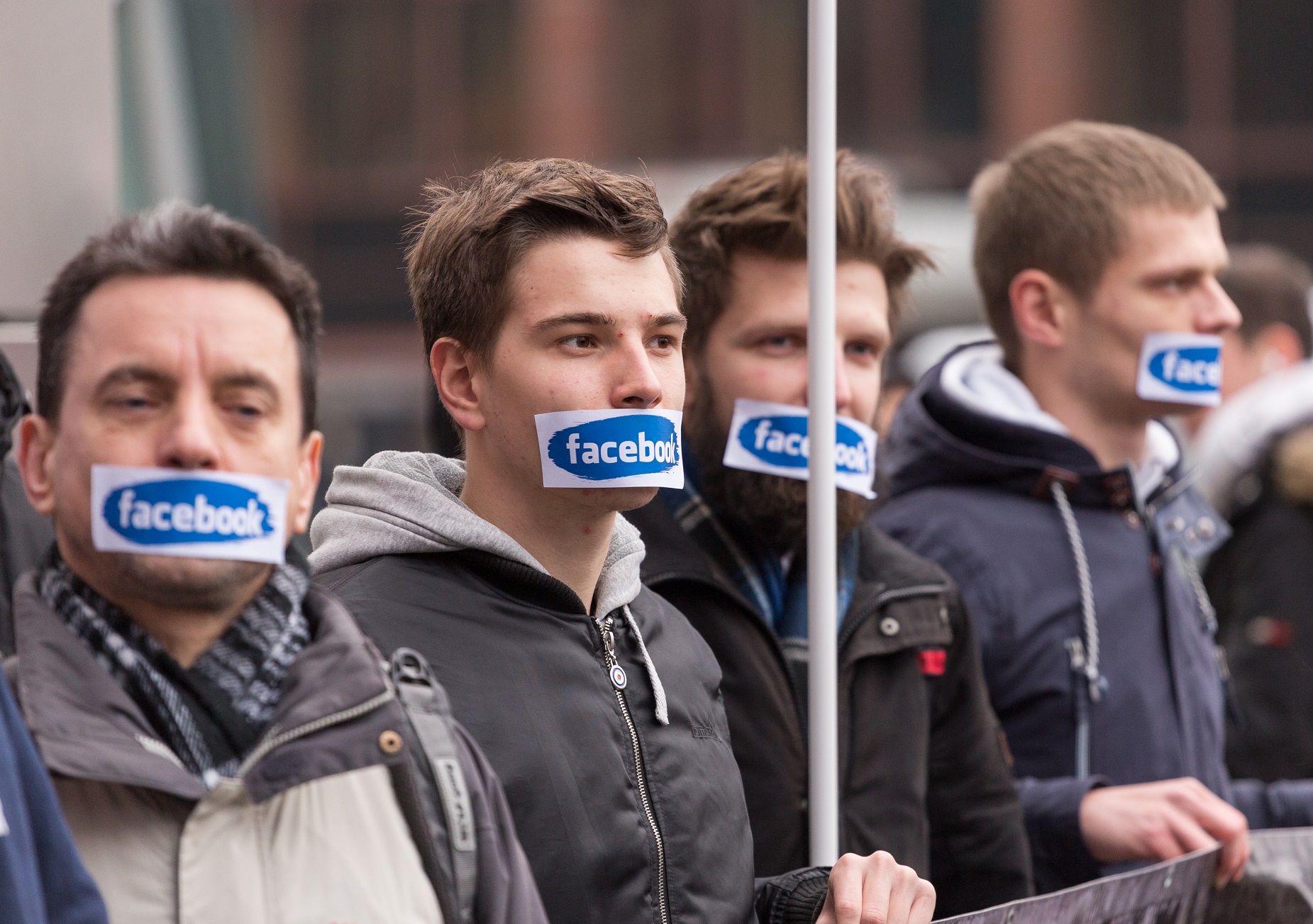 Manifestantes de extrema-direita na Polônia protestam contra o Facebook. Foto Mateusz Wlodarczyk/NurPhoto