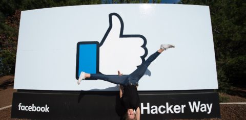 Tem gente que faz qualquer coisa para conseguir um like no Facebook. Foto Josh Edelson/AFP