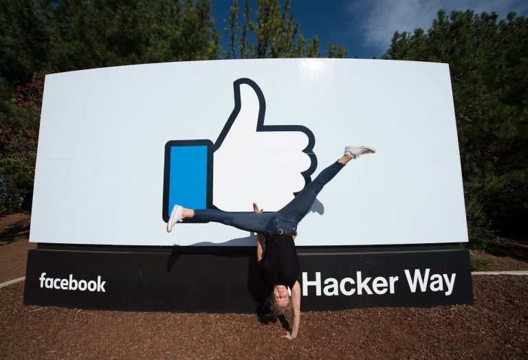 Tem gente que faz qualquer coisa para conseguir um like no Facebook. Foto Josh Edelson/AFP