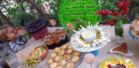 Na hora de decorar, vale quase tudo. Garrafas cortadas, latas forradas e até lençóis que viram toalhas. Foto Divulgação