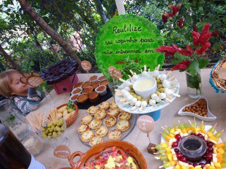 Na hora de decorar, vale quase tudo. Garrafas cortadas, latas forradas e até lençóis que viram toalhas. Foto Divulgação