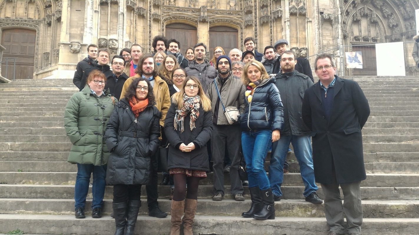 Físicos europeus posam para a foto junto com Adlène Hicheur (de gorro no centro) durante o evento do último dia 13 de dezembro. Foto de amigos