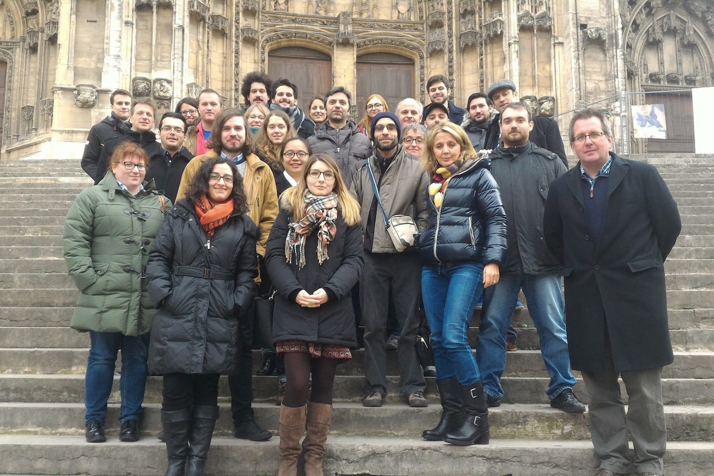 Físicos europeus posam para a foto junto com Adlène Hicheur (de gorro no centro) durante o evento do último dia 13 de dezembro. Foto de amigos