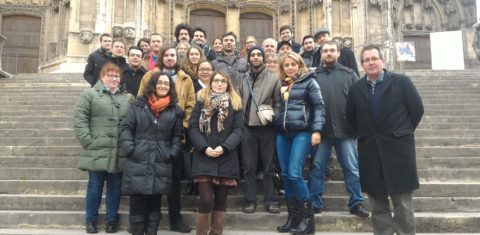 Físicos europeus posam para a foto junto com Adlène Hicheur (de gorro no centro) durante o evento do último dia 13 de dezembro. Foto de amigos
