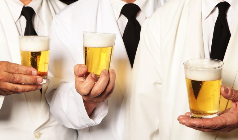 Os chopes bem tirados e os garçons injustiçados do Bar Lagoa. Foto Berg Silva