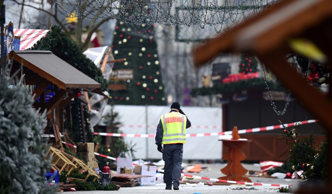 Policial caminha pelo mercado de Natal onde um atentado deixou 12 mortos e 48 feridos. Foto de Tobias Schwarz/AFP
