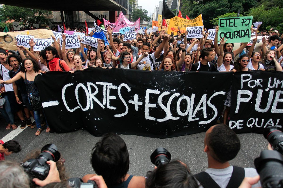 Protesto de estudantes em São Paulo contra o corte de verbas para a educação. Foto de Douglas Pingturo/Brazil Photo Press
