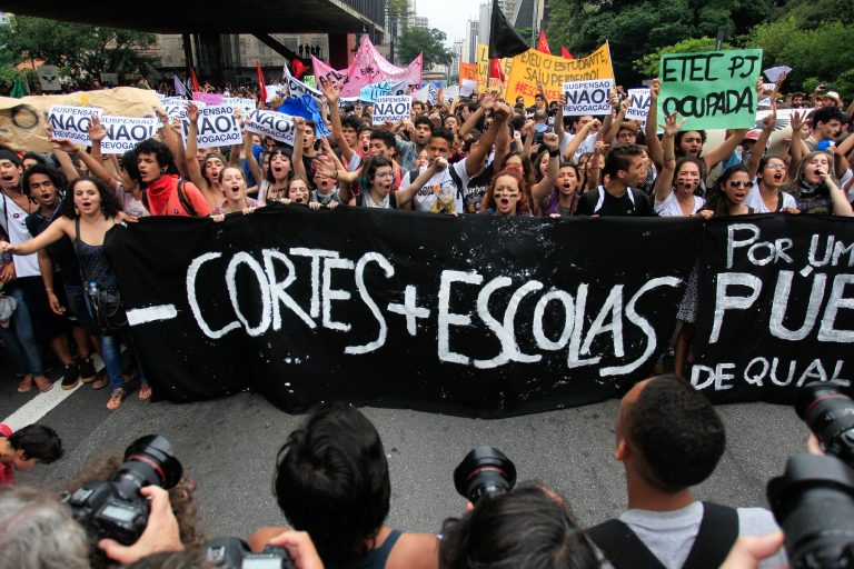 Protesto de estudantes em São Paulo contra o corte de verbas para a educação. Foto de Douglas Pingturo/Brazil Photo Press