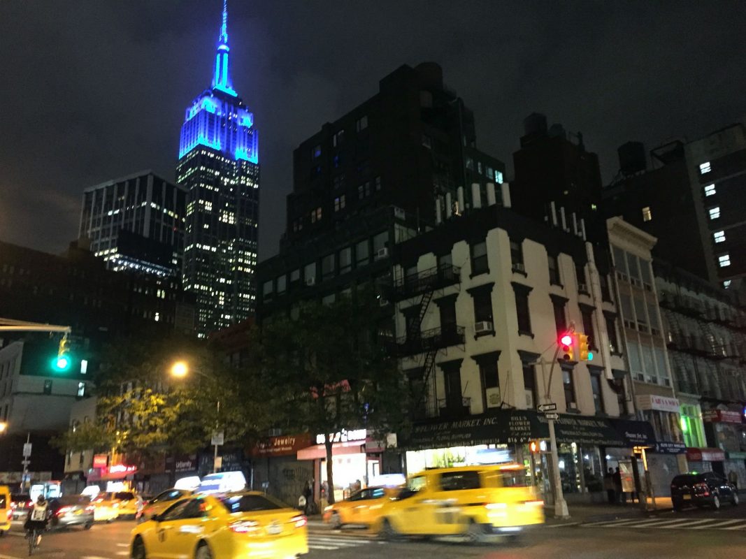 As 1.200 lâmpadas LED do Empire State Building foram instaladas há quatro anos e iluminam intensamente a antena no topo da torre. Foto Carla Lencastre