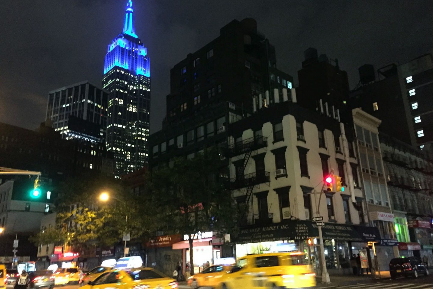 As 1.200 lâmpadas LED do Empire State Building foram instaladas há quatro anos e iluminam intensamente a antena no topo da torre. Foto Carla Lencastre