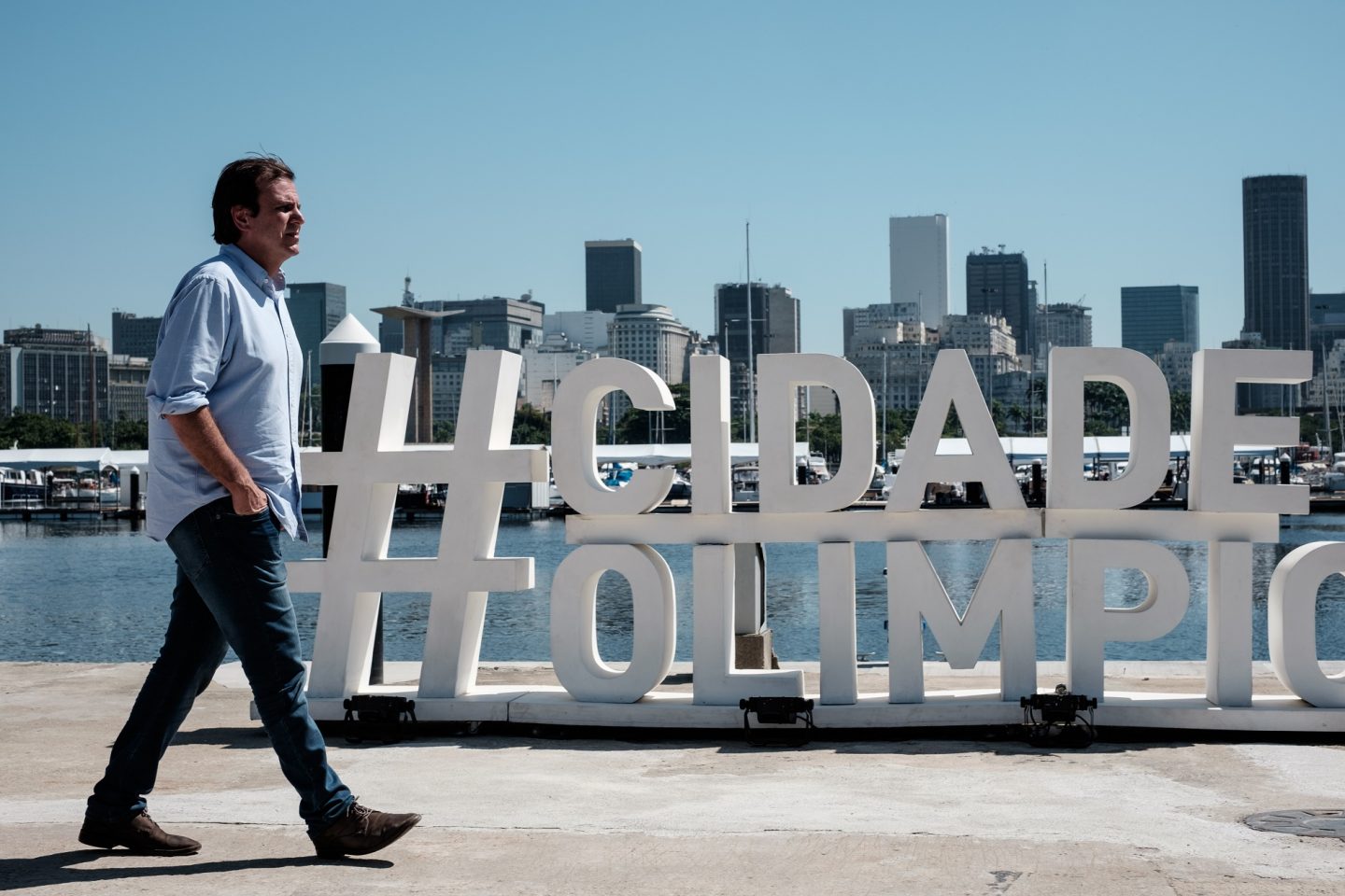 Para Eduardo Paes, os BRTs já foram um grande avanço. Além de reduzir o número de carros, eles utilizam um volume maior de biodiesel. Foto YASUYOSHI CHIBA / AFP