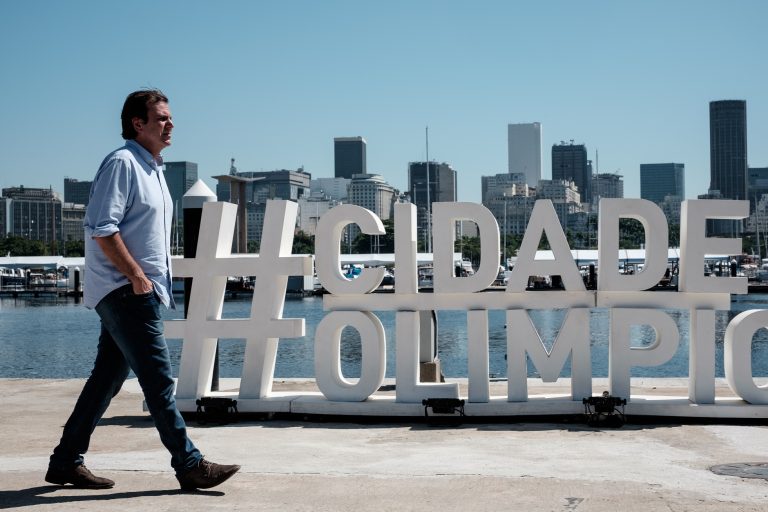 Para Eduardo Paes, os BRTs já foram um grande avanço. Além de reduzir o número de carros, eles utilizam um volume maior de biodiesel. Foto YASUYOSHI CHIBA / AFP