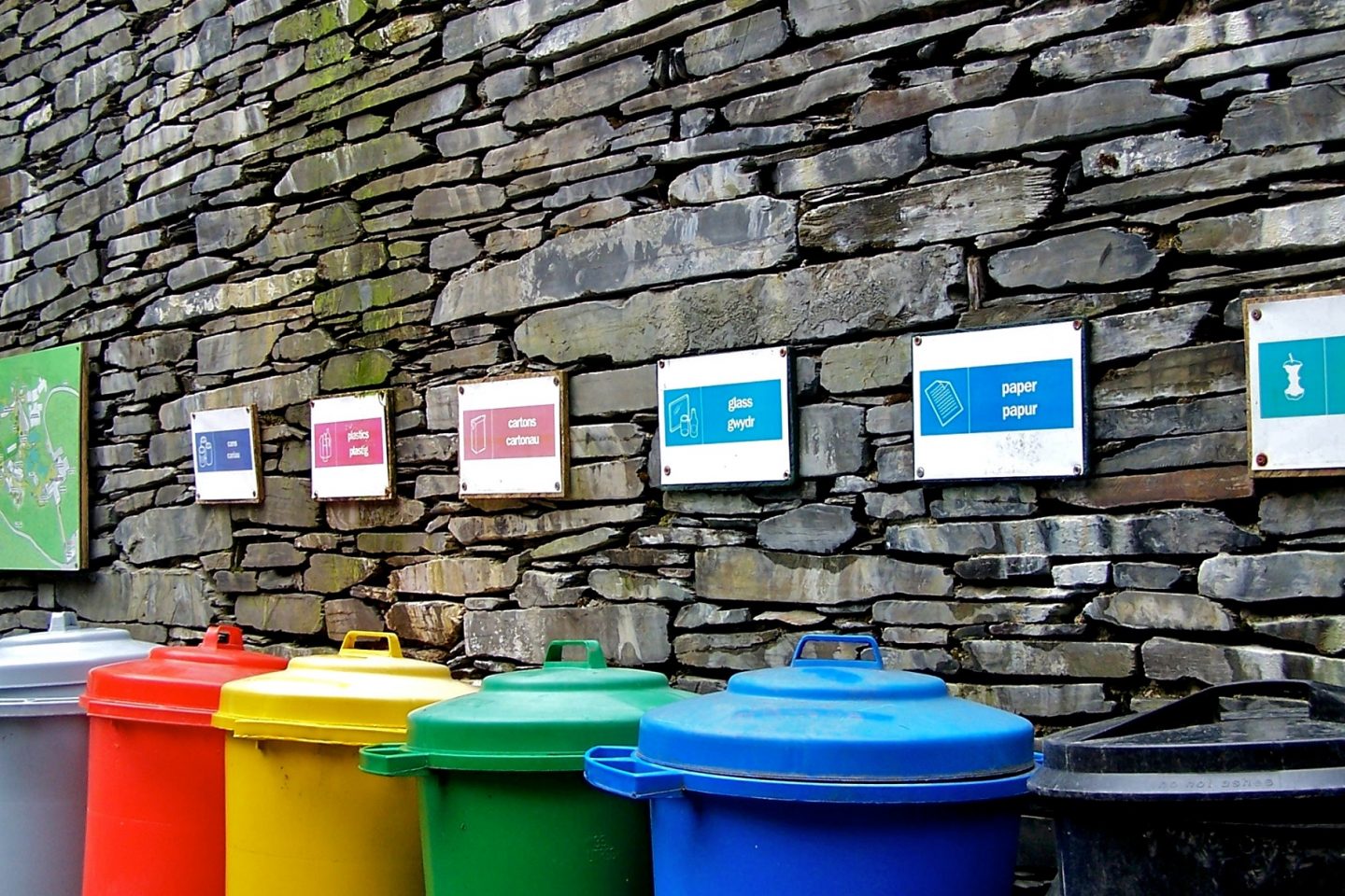 A ideia de reciclar com a intenção apenas de descartar adequadamente após o uso soa tão antiquado quanto anotar o número do fax no cartão de visitas