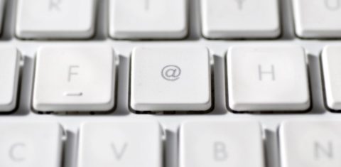 O símbolo de 'arroba' que tomou conta de teclados para facilitar o uso do e-mail (Ilustração: Neville Mountford-Hoare / AltoPress / PhotoAlto)