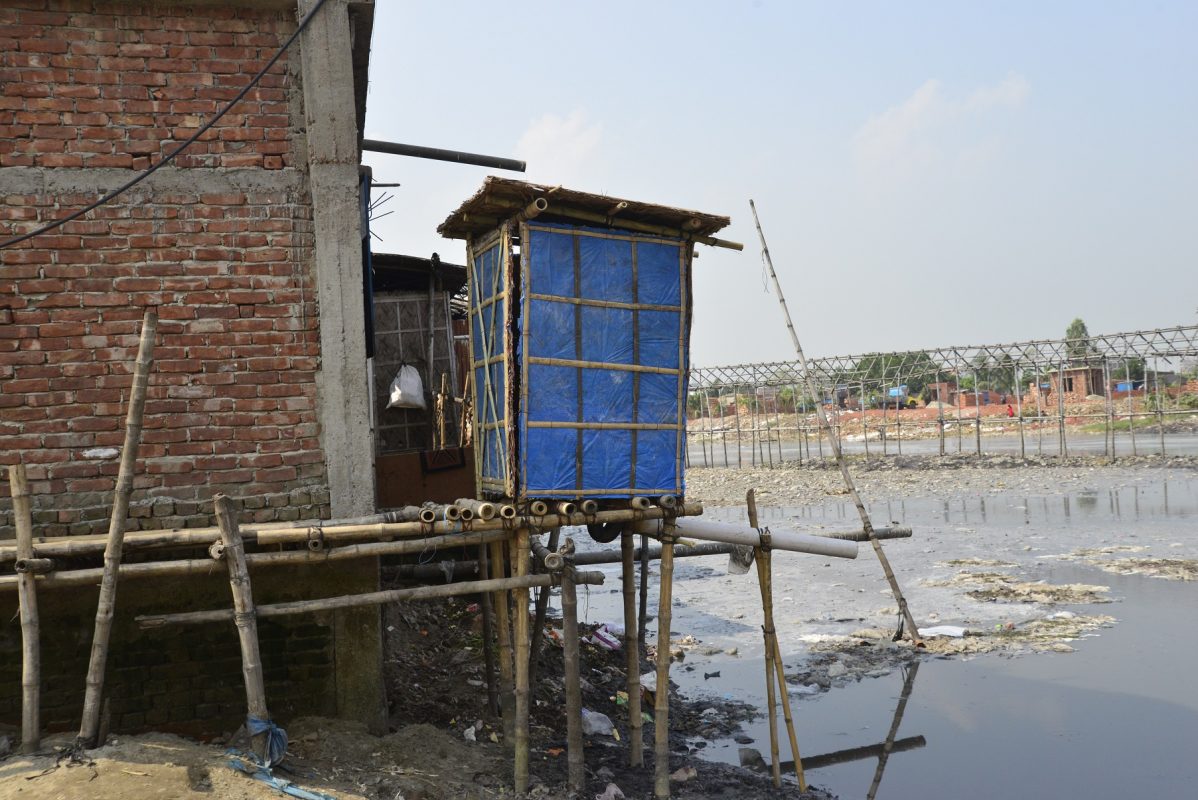 Vista de um banheiro numa favela de Dhaka, em Bangladesh: World Toilet Summit, em São Paulo, discute o drama da falta de banheiros (Foto: Mamunur Rashid/ NurPhoto)