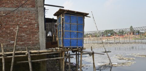 Vista de um banheiro numa favela de Dhaka, em Bangladesh: World Toilet Summit, em São Paulo, discute o drama da falta de banheiros (Foto: Mamunur Rashid/ NurPhoto)