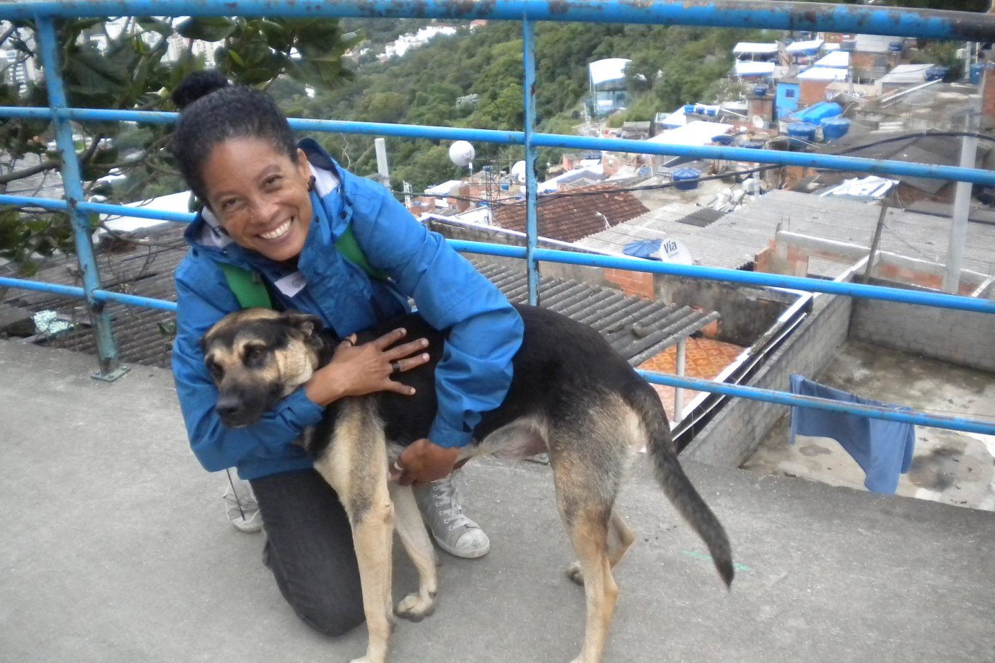 Nascida e criada no Santa Marta, Sheila Souza é ativista social, graduada em turismo e fala três línguas. Foto de Elizabeth Oliveira