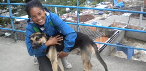 Nascida e criada no Santa Marta, Sheila Souza é ativista social, graduada em turismo e fala três línguas. Foto de Elizabeth Oliveira