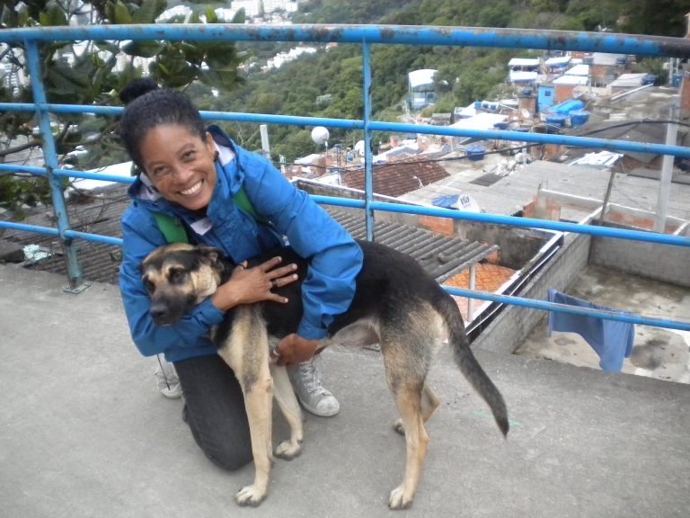 Nascida e criada no Santa Marta, Sheila Souza é ativista social, graduada em turismo e fala três línguas. Foto de Elizabeth Oliveira