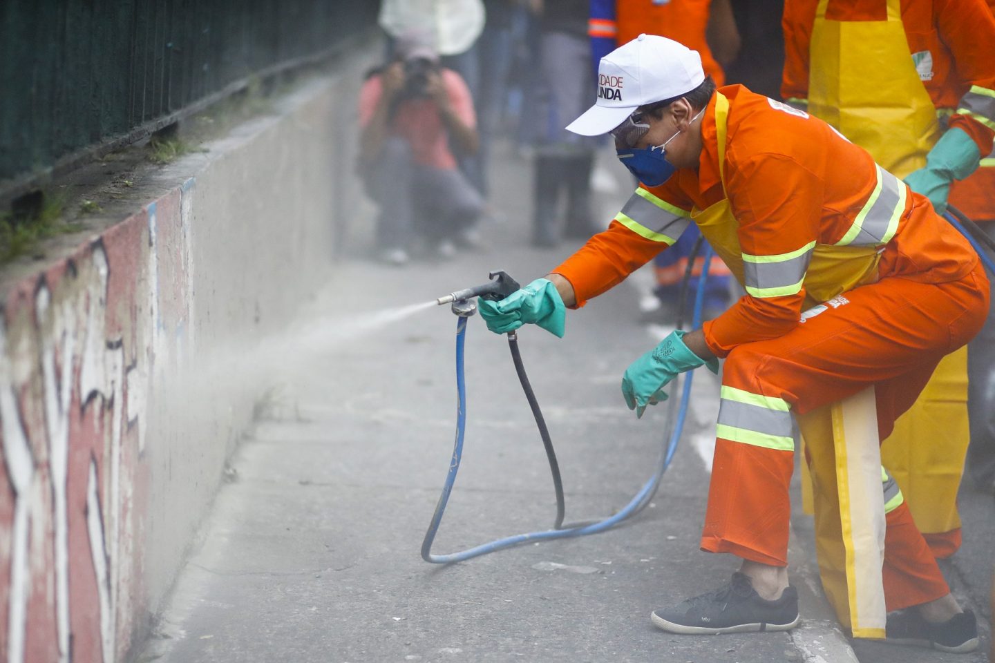 O prefeito João Dória apaga, pessoalmente, parte dos grafites da Avenida 23 de maio , em São Paulo. Foto de Suamy Beydoun/AGIF