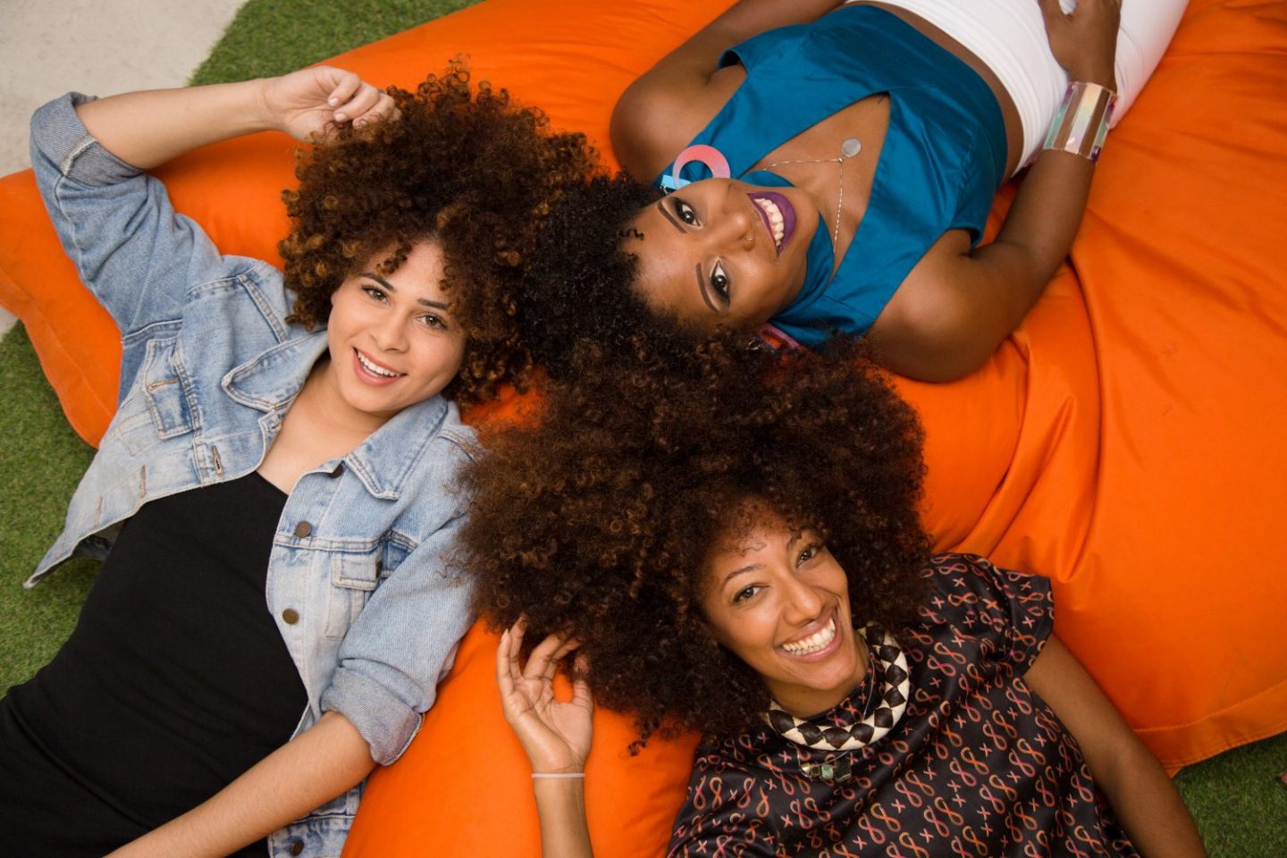 Cabelo é poder: Letícia, Luna e Andressa se libertaram do padrão de beleza 'liso' (Foto: Zô Guimarães)