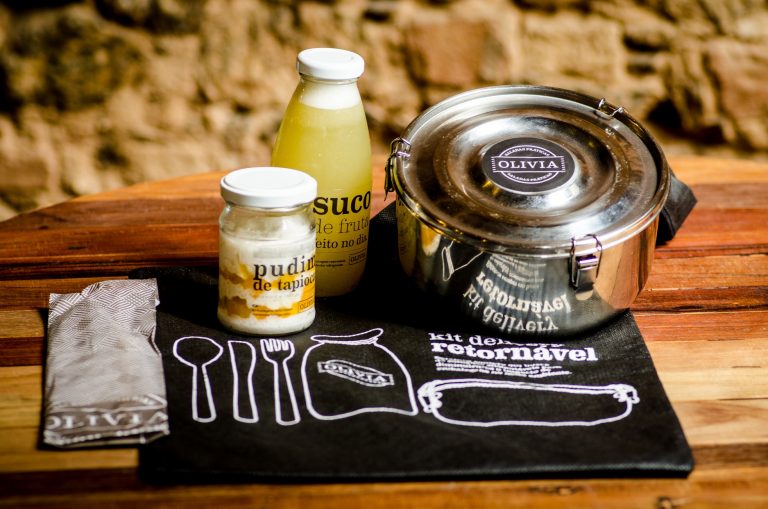 Quem quiser levar a comida para ser consumida no escritório tem como única alternativa a compra de marmitas feitas de metal e vendidas por R$ 20 no próprio restaurante. Foto de Jorge Otávio