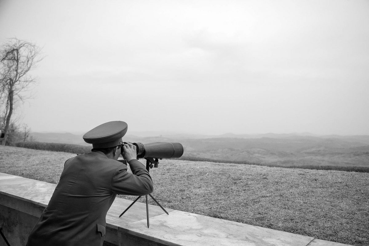 Soldado em vigília na Coreia do Norte. Qualquer semelhança é mera coincidência. Foto de Leo Aversa.