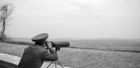 Soldado em vigília na Coreia do Norte. Qualquer semelhança é mera coincidência. Foto de Leo Aversa.