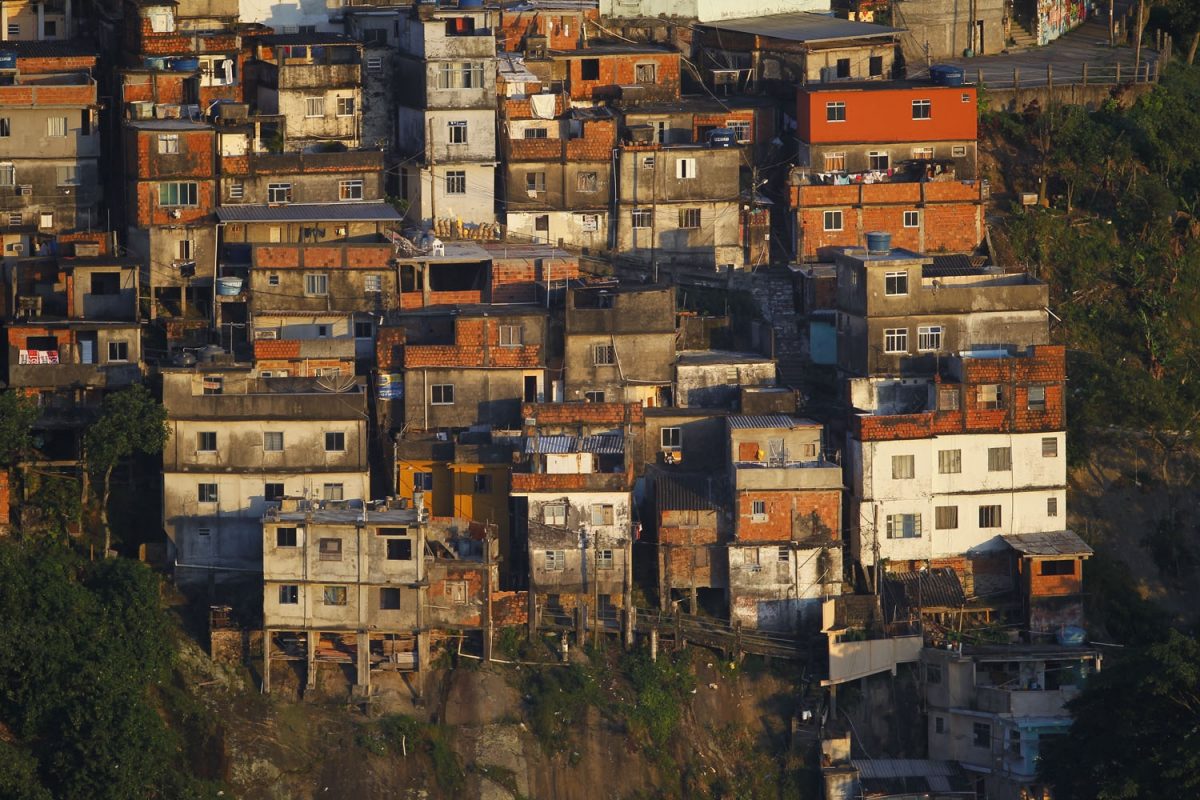 Imagem aérea do Morro dos Prazeres, em Santa Teresa, no Rio de Janeiro. Foto de Custodio Coimbra
