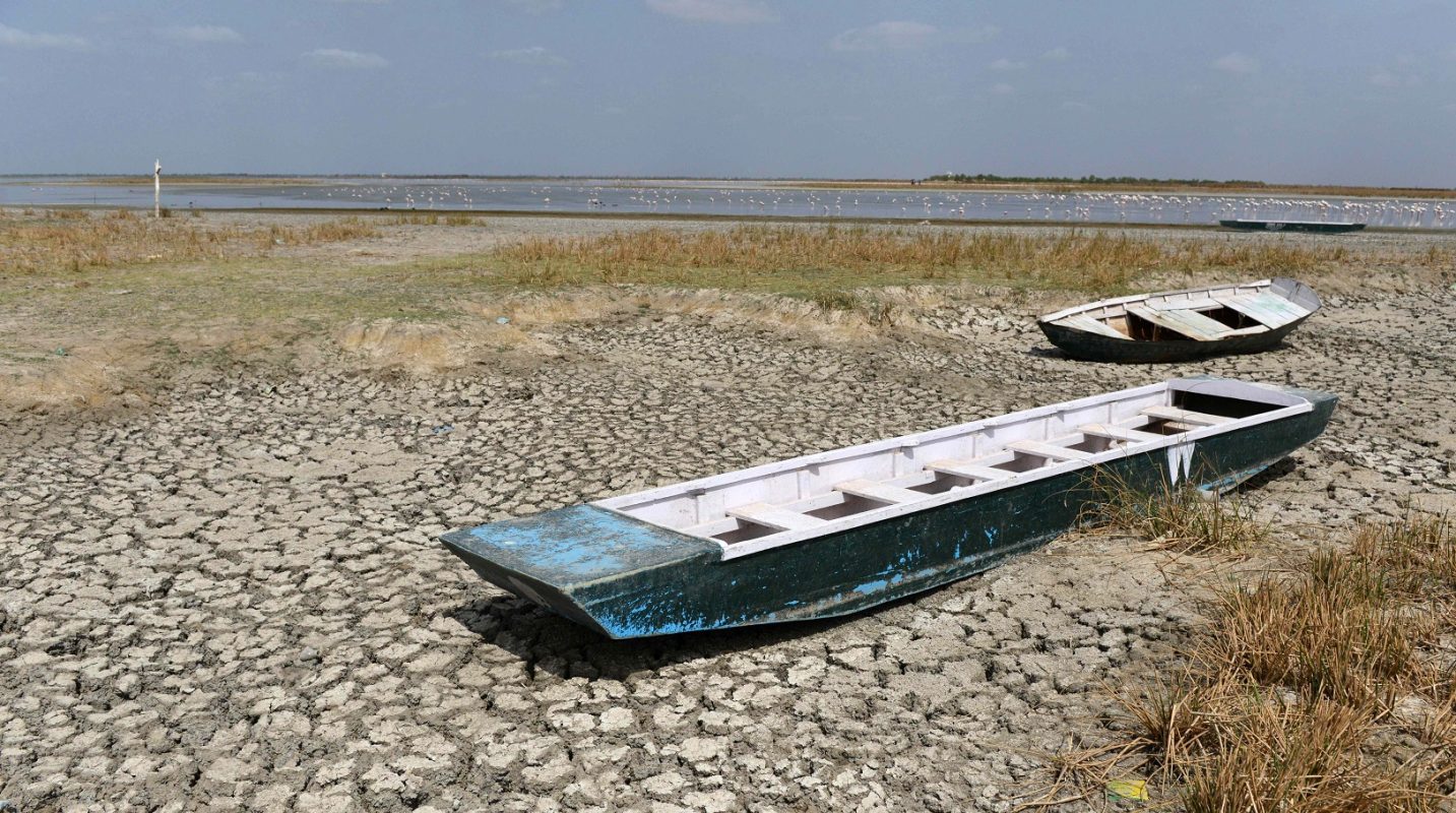 Barcos de turistas encalhados na Índia por conta da seca. Foto de Sam Panthaky/AFP