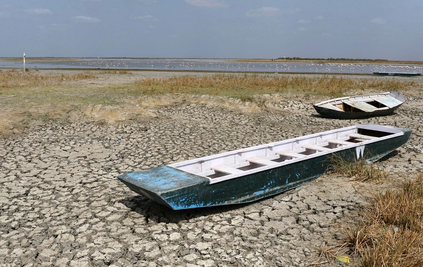 Barcos de turistas encalhados na Índia por conta da seca. Foto de Sam Panthaky/AFP
