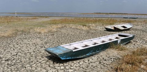 Barcos de turistas encalhados na Índia por conta da seca. Foto de Sam Panthaky/AFP