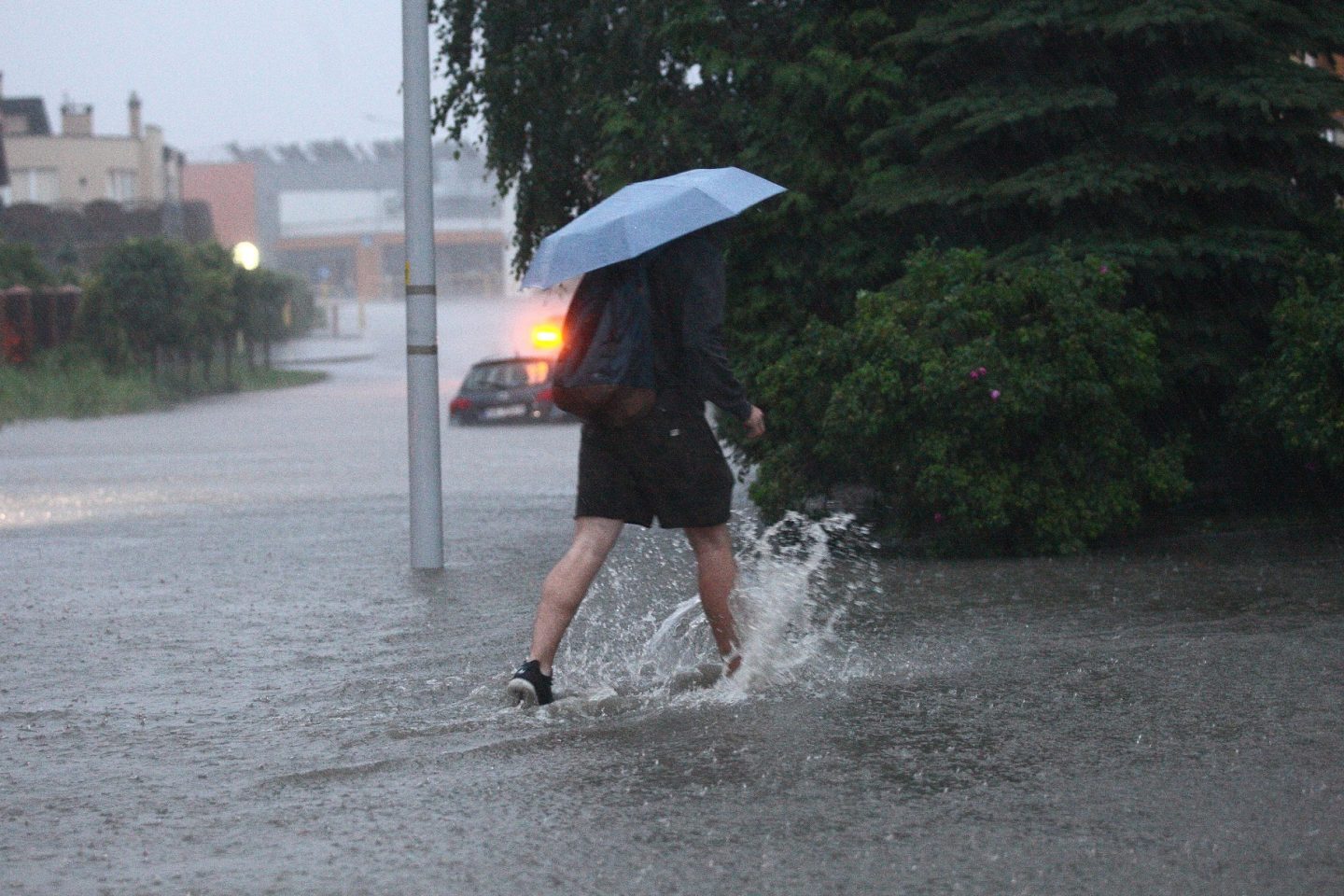 Além de representar uma economia na conta, o uso de água de chuva nas residências reduz as chances de inundações nas cidades. Foto de Michal Fludra/NurPhoto