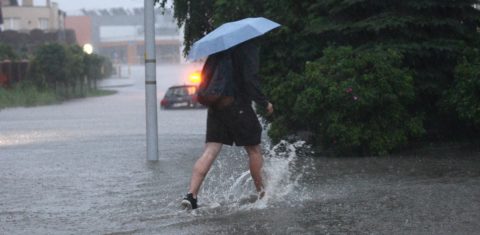 Além de representar uma economia na conta, o uso de água de chuva nas residências reduz as chances de inundações nas cidades. Foto de Michal Fludra/NurPhoto