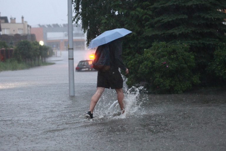 Além de representar uma economia na conta, o uso de água de chuva nas residências reduz as chances de inundações nas cidades. Foto de Michal Fludra/NurPhoto