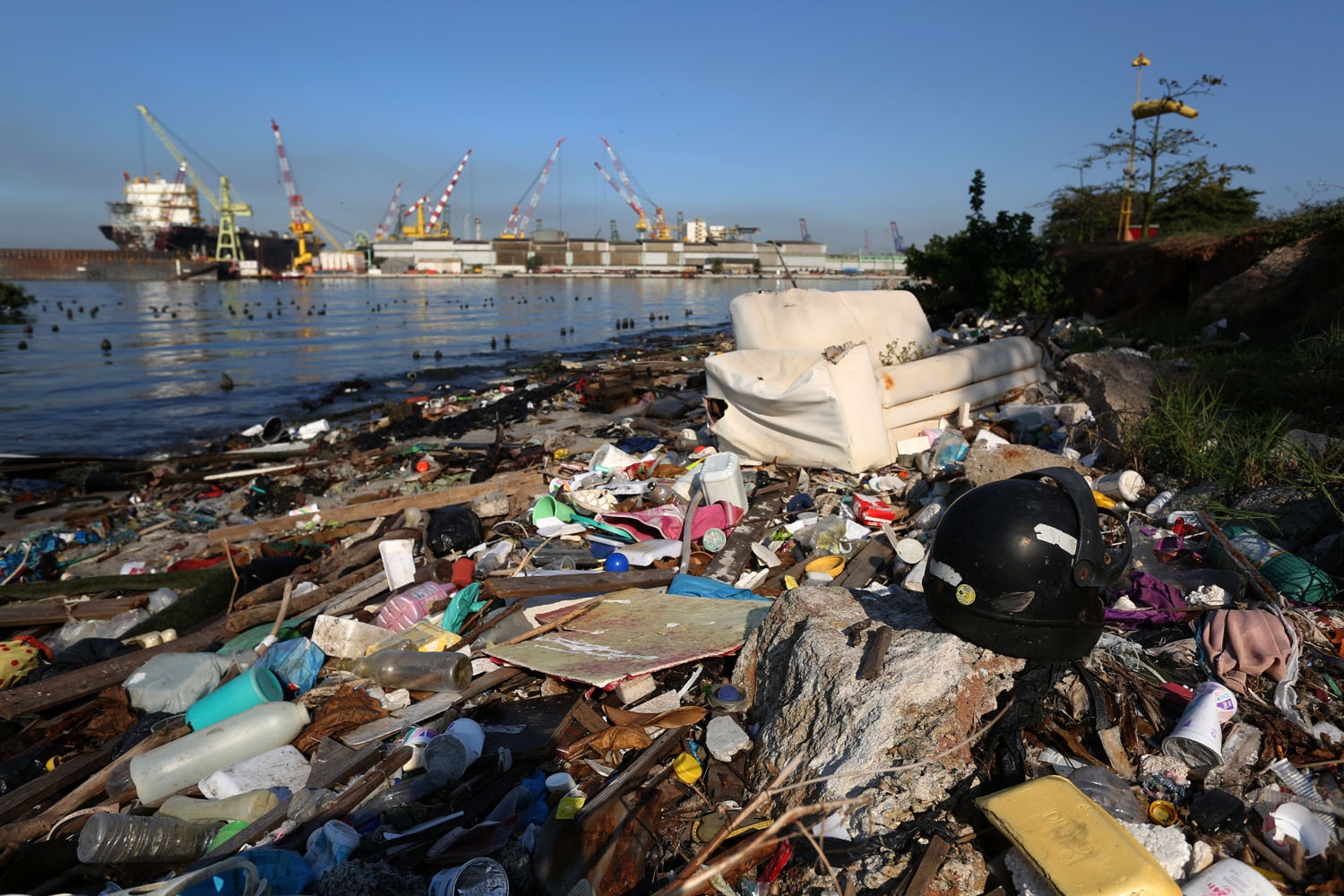 Lixo acumulado na praia do Catalão, próximo ao Parque Tecnológico do Fundão. Foto de Custódio Coimbra